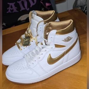 NWB Women’s New 7.5 1985 Nike Air Jordan 1 White/Gold w Charm Retro 80s Vintage